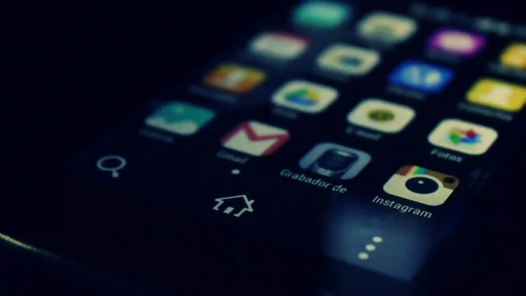 Warum die Mobilansicht von Websites heute entscheidend ist, Smartphone liegend